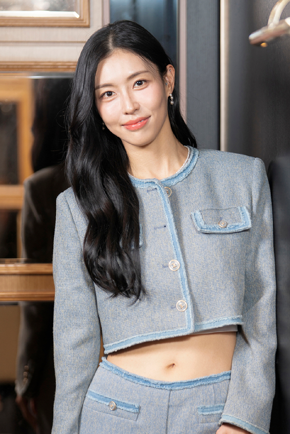 배우 서민주가 영화 '정보원' 인터뷰에 앞서 포즈를 취하고 있다. [사진=엔에스이엔엠]