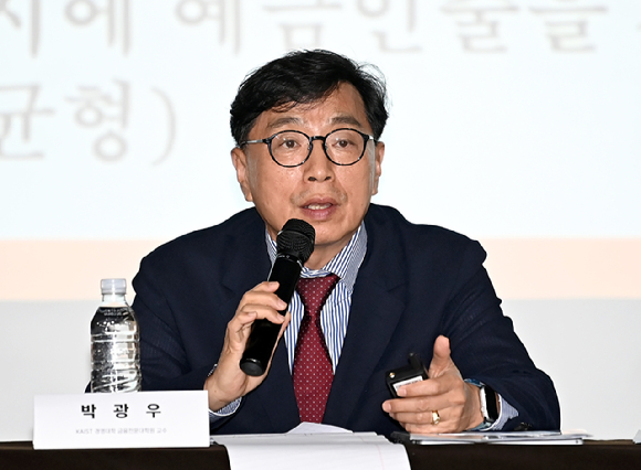 박광우 KAIST 금융전문대학원 교수가 28일 오후 서울 중구 은행회관에서 열린 제3회 아이뉴스24 금융포럼 '사이버 뱅크런, 우리는 안전한가'에서 집중토론 패널로 참석해 발언하고 있다. [사진=곽영래 기자]