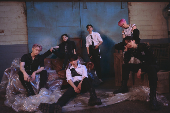 빅톤은 31일 오후 서울 광장동 예스24라이브홀에서 미니 7집 '카오스(Chaos)' 발매 기념 쇼케이스를 열고 컴백을 알렸다. 사진은 빅톤 단체 이미지. [사진=IST엔터테인먼트]