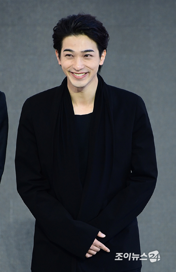 배우 요코하마 류세이가 7일 부산 해운대구 영화의전당에서 열린 제31회 부산국제영화제 '그대, 별처럼' 야외 무대인사를 갖고 있다.