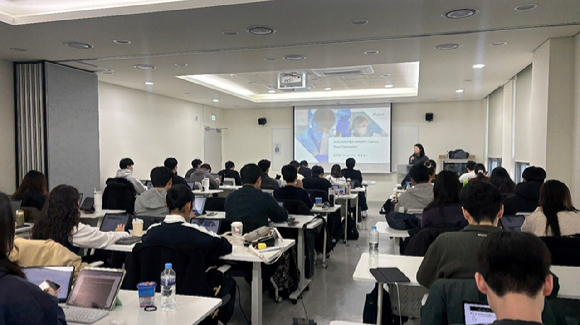 지난해 인천 바이오공정인력양성센터에서 셀트리온이 바이오산업 인재 양성을 위한 교육 프로그램을 진행하고 있다 [사진=셀트리온]