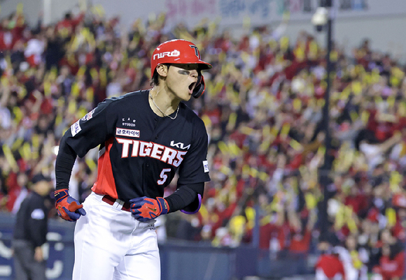 20일 서울 잠실야구장에서 열린 KBO 프로야구 포스트시즌 준플레이오프 3차전 KIA 타이거즈와 LG 트윈스의 경기. 2회초 1사 만루 상황에서 KIA 김도영이 만루 홈런을 친 뒤 환호하고 있다. 2026.10.20 [사진=연합뉴스]