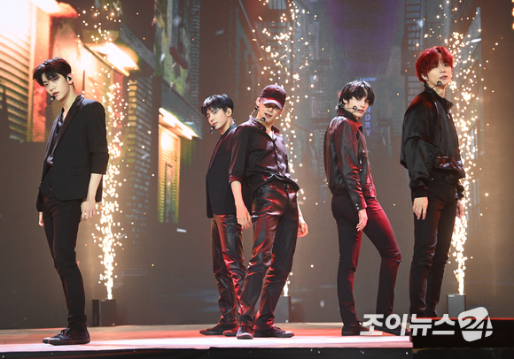 그룹 투모로우바이투게더(TXT&middot;투바투)가 9일 오후 서울 광진구 광장동 예스24라이브홀에서 열린 투모로우바이투게더 미니 4집 '미니소드 2 : 서스데이스 차일드(minisode 2: Thursday's Child)' 미디어 쇼케이스 행사에 참석해 포즈를 취하고 있다. [사진=정소희 기자]