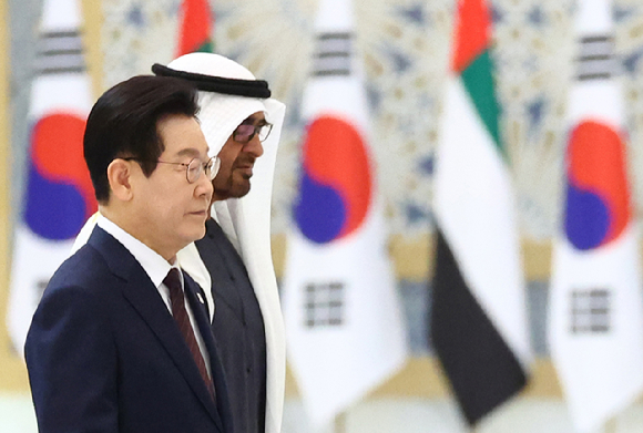 이재명 대통령이 18일(현지시간) 아랍에미리트(UAE) 아부다비 대통령궁에서 열린 국빈방문 공식 환영식에서 무함마드 빈 자이드 알 나흐얀 UAE 대통령과 이동하고 있다. 2025.11.18 [사진=연합뉴스]