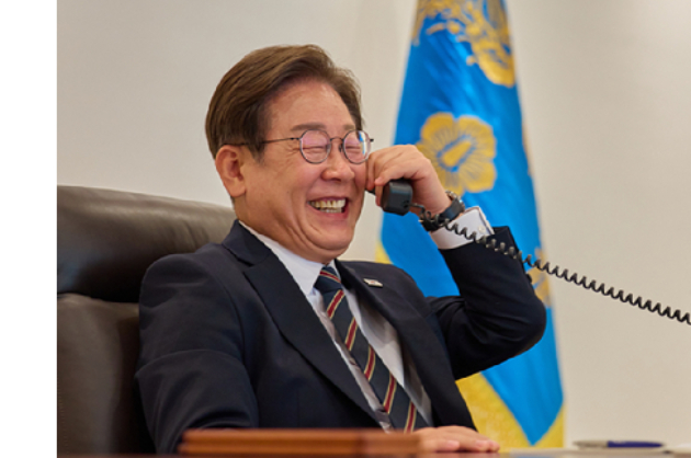 이재명 대통령이 지난 9일 서울 용산 대통령실에서 이시바 시게루 일본 총리와 전화 통화를 하고 있다. [사진=대통령실]