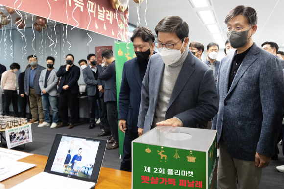 ﻿서재환 금호건설 대표이사(가운데), 조완석 금호건설 부사장(오른쪽)과 금호건설 임직원들이 지난 9일 서울 종로구 공평동 금호건설 본사에서 열린 플리마켓 '햇살가득 피날레' 행사에 참여하고 있다. [사진=금호건설]