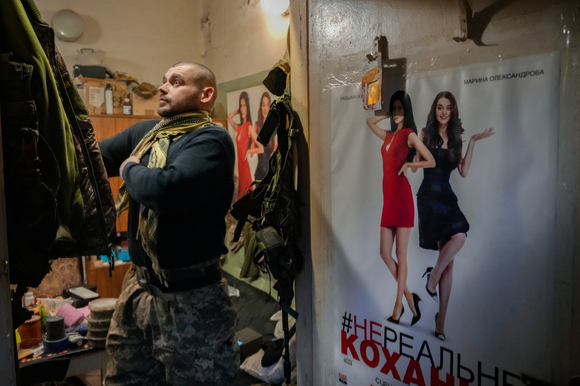 키이우 포딜에 위치한 극장이 최근 다시 운영을 재개했다. 사진은 키이우 한 극장에서 근무 준비를 하는 우크라이나 병사 모습. [사진=뉴시스]
