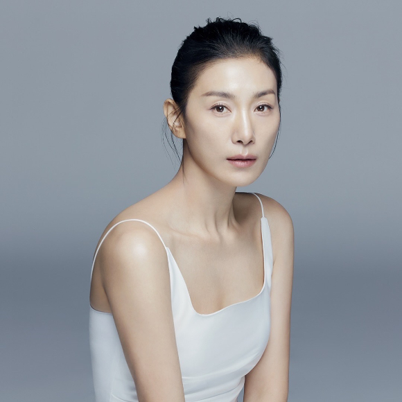 <b>김서형</b>, <b>미스틱스토리</b>와 <b>전속계약</b> "아낌 없는 지원"