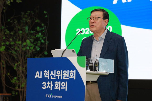 허태수 한경협 AI혁신위원회 위원장(앞줄 왼쪽 여섯 번째)을 비롯해 송상훈 국가AI전략위원회 지원단장, 김창범 한국경제인협회 부회장 등 위원들이 10일 서울 강남구 GS타워에서 열린 'AI 혁신위원회 3차 회의'에 참석해 기념촬영을 하고 있다. [사진=한국경제인협회]