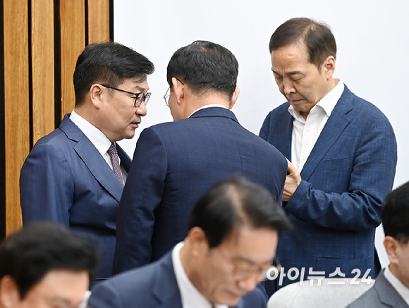정점식 국민의힘 원내대표가 임종득 원내부대표와 4일 서울 여의도 국회에서 열린 원내대책회의에 앞서 대화를 하고 있다. [사진=곽영래 기자]