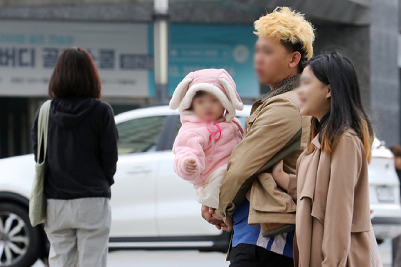 서울 중구 거리에서 외투를 입은 한 가족이 이동하고 있다. [사진=뉴시스]