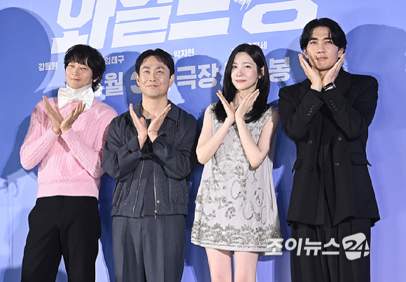 배우 강동원, 오정세, 박지현, 엄태구가 7일 오전 서울 자양동 롯데시네마 건대입구에서 열린 영화 '와일드 씽' 제작보고회에서 포토타임을 갖고 있다. [사진=곽영래 기자]