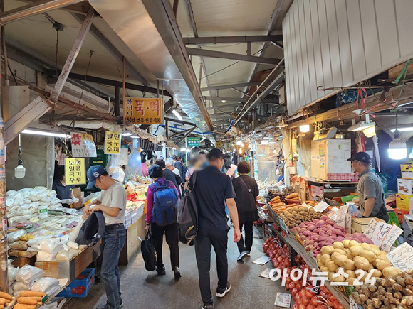 추석 연휴를 앞둔 27일 오전 서울 동대문구 경동시장이 사람들로 북적이고 있다. [사진=구서윤 기자]