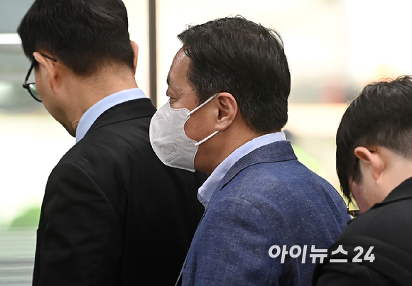 특정범죄 가중처벌 등에 관한 법률 위반(뇌물) 등에 혐의를 받는 정진상 전 더불어민주당 대표실 정무조정실장이 29일 오전 서울 서초구 서울중앙지방법원에서 열린 공판에 출석하고 있다. [사진=곽영래 기자]