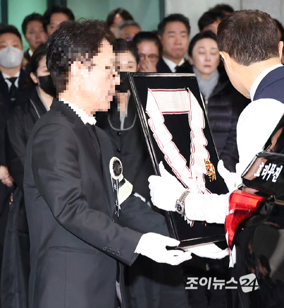 27일 오전 서울 송파구 서울아산병원 장례식장에서 배우 故 이순재의 발인식이 엄수되고 있다. [사진=곽영래 기자]