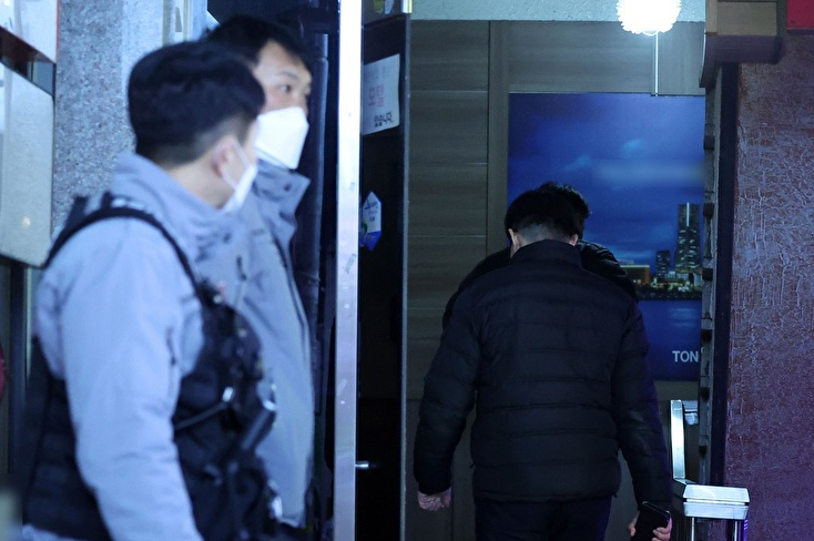 3일 오후 경남 창원시 마산회원구 합성동 한 모텔 앞에서 경찰이 현장을 통제하고 있다. 이날 오후 해당 모텔에서 흉기 사건이 발생해 2명이 심정지 상태로 발견되고, 2명이 중상을 입었다. 2025.12.3 [사진=연합뉴스]