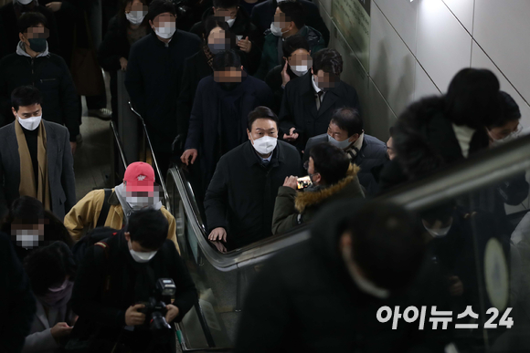 시민들의 출근길 모습. [사진=김성진 기자]