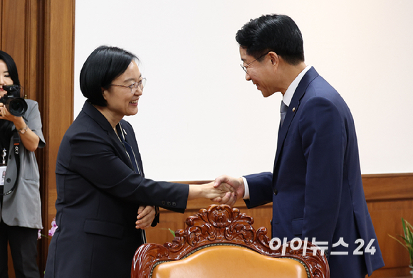 한성숙 국무총리가 7일 오후 서울 여의도 국회에서 조정식 국회의장을 예방하고 있다. [사진=곽영래 기자]