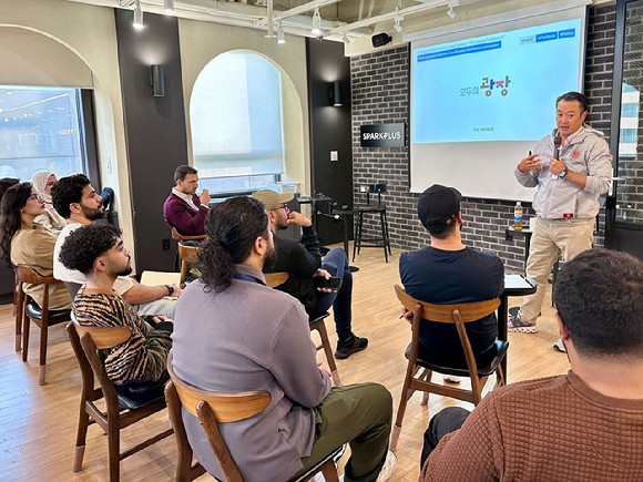 이한주 베스핀글로벌 창업자가 사우디아라비아 스타트업 대표 20인에게 이재명 정부의 AI 국민 소통 플랫폼 '모두의 광장' 성공사례에 대해 설명하고 있다. [사진=베스핀글로벌]