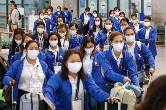 외국인 가사관리사 시범사업에 참여하는 필리핀인 가사관리사들이 지난달 6일 인천국제공항을 통해 입국하고 있다. [사진=뉴시스]