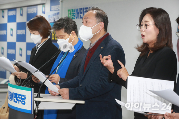 국회 보건복지위원회 소속 김원이 더불어민주당 의원(왼쪽 세번째)이 17일 오전 서울 여의도 당사에서 윤석열 국민의힘 대선후보의 배우자 김건희 씨의 건보료 관련 기자회견을 열고 있다. [사진=김성진 기자]