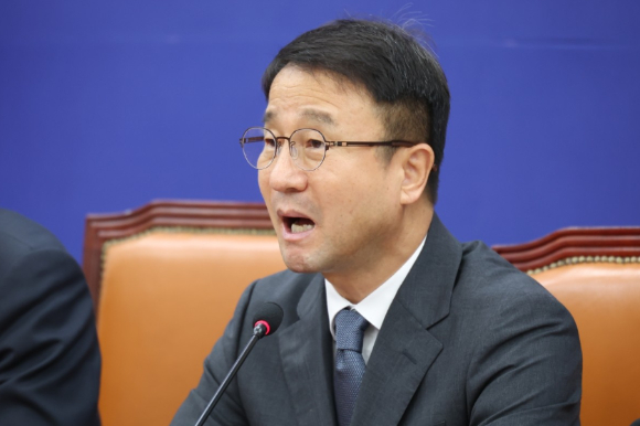 더불어민주당 한병도 당 대표 직무대행 겸 원내대표가 16일 국회에서 열린 정책조정회의에서 발언하고 있다. [사진=연합뉴스]
