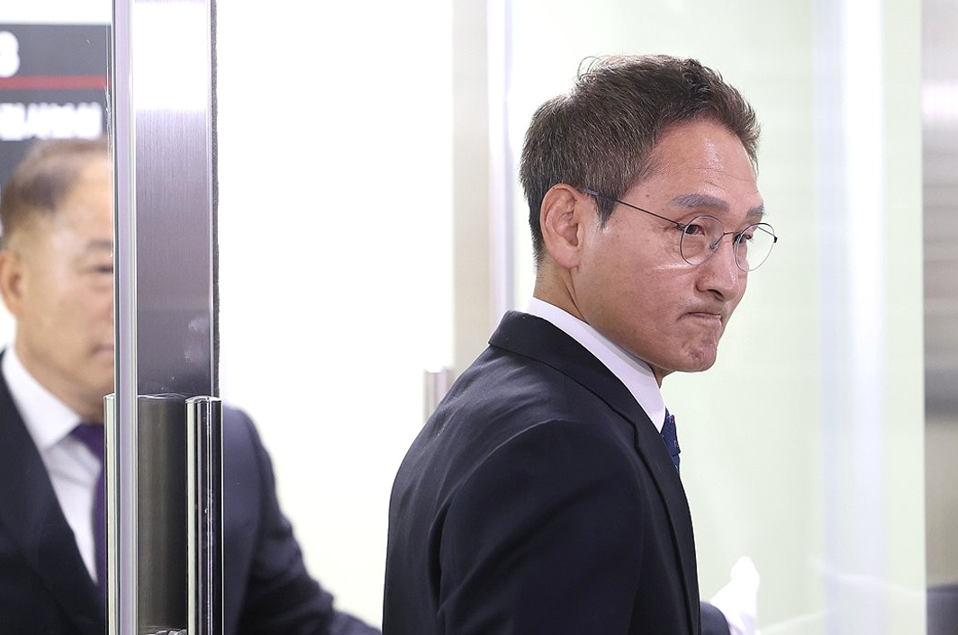 '쿠팡 퇴직금 불기소 외압 의혹'을 수사할 안권섭 특별검사가 지난해 12월 6일 서초구 사무실에서 열린 특검팀 현판식을 마치고 퇴장하고 있다. 2025.12.6 [사진=연합뉴스]