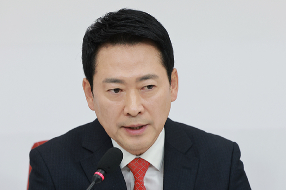 국민의힘 장동혁 대표가 12일 국회에서 이재명 대통령과의 오찬에 불참하는 것과 관련해 입장을 밝히고 있다. 2026.2.12 [사진=연합뉴스]