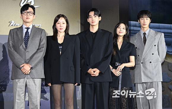 배우 박병은, 엄지원, 정가람, 조보아, 이재욱이 13일 서울 신도림 라마다 호텔에서 열린 넷플릭스 시리즈 '탄금' 제작발표회에서 포토타임을 갖고 있다. [사진=곽영래 기자]