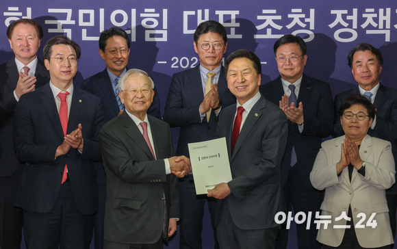 손경식 경총 회장이 18일 서울 마포구 한국경영자총협회에서 열린 정책 간담회에 앞서 국민의힘 김기현 대표에게 경영계 건의사항을 전달하고 있다. [사진=국회사진취재단]