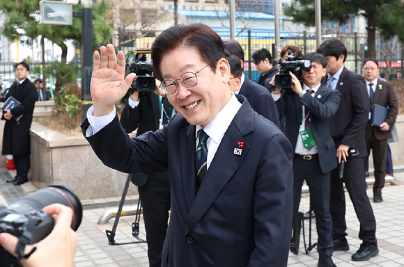 이재명 대통령이 23일 부산 동구 해양수산부에서 개청식에 참석하며 시민들에게 인사하고 있다. 2025.12.23 [사진=연합뉴스]