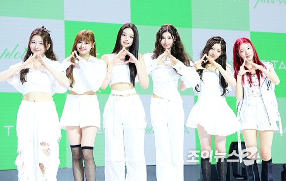 그룹 앳하트가 13일 오후 서울 한남동 블루스퀘어에서 열린 앳하트(AtHeart) 첫 번째 EP '플롯 트위스트'(Plot Twist) 미디어 쇼케이스에 참석하고 있다. [사진=정소희 기자]