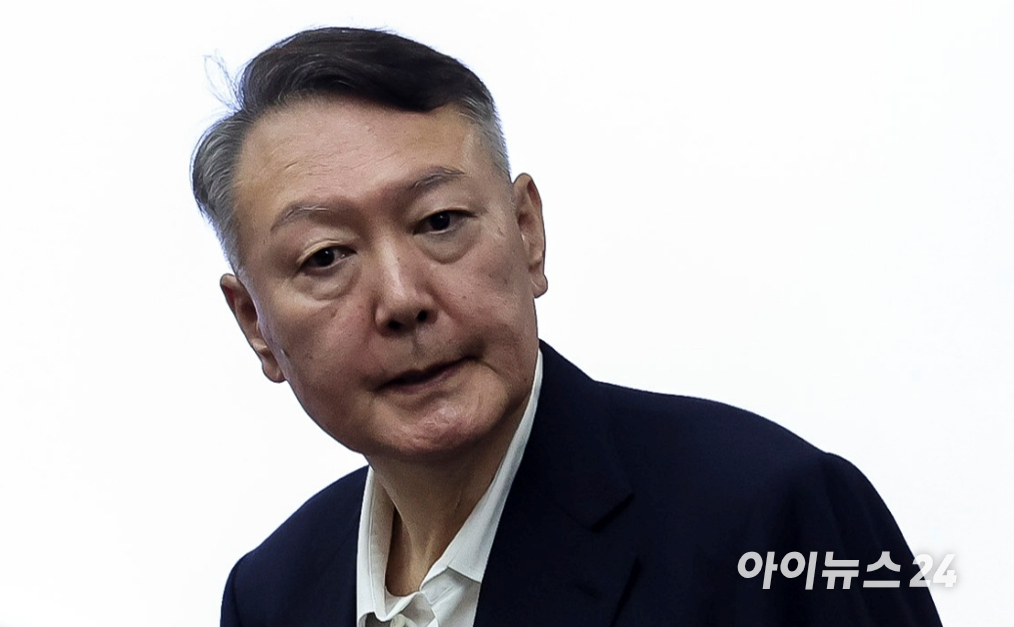 윤석열 전 대통령이 26일 서울 서초구 서울중앙지법에서 열린 특수공무집행방해, 직권남용 권리행사방해 등 혐의 사건 첫 공판에 출석하고 있다. 2025.9.26. [사진=정소희 기자]