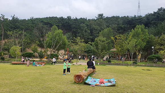 포항시 1호 민간정원 '숲마을 정원' 야외 잔디광장에서 시민들이 여가를 즐기고 있다. [사진=포항시청]