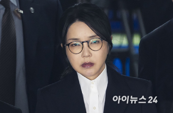 윤석열 전 대통령 부인 김건희 씨가 12일 오후 서울 서초구 서울중앙지방법원에서 열린 구속 전 피의자 심문(영장실질심사)을 마치고 법원을 나서고 있다. [사진=사진공동취재단]