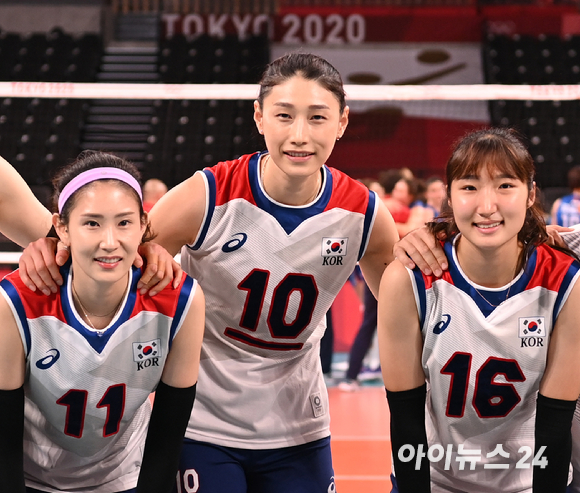 8일 오전 일본 도쿄 아리아케 아레나에서 '2020 도쿄올림픽' 여자 배구 동메달 결정전 대한민국과 세르비아의 경기가 펼쳐졌다. 한국 김연경이 세트스코어 0-3으로 패하며 4위를 차지한 후 기념촬영을 하고 있다.