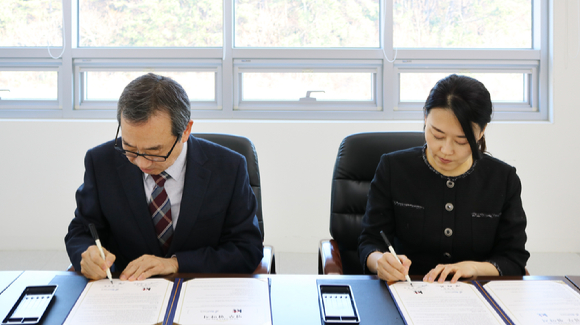 김영환 국립부산과학관 관장(왼쪽)과 진영심 KT 그룹인재개발실장(오른쪽)이 협약서에 서명하고 있다. [사진=KT]