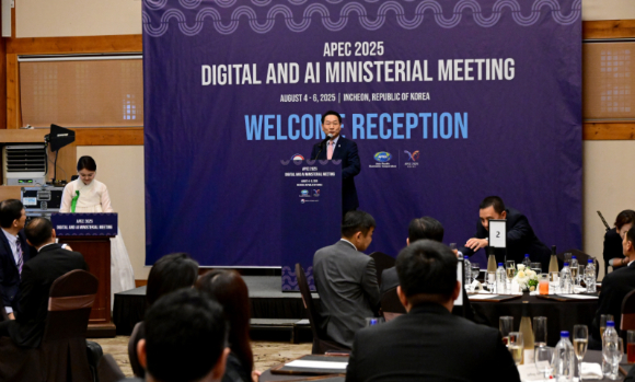 유정복 인천광역시장이 4일 연수구 경원재에서 열린 'APEC 2025 디지털 ·AI 장관 회의 만찬'에서 건배사를 하고 있다. [사진=인천시]