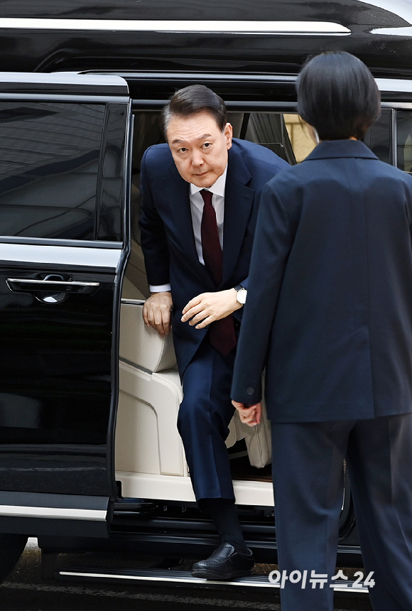 12·3 비상계엄 사태와 관련해 내란 우두머리 혐의 등으로 기소된 윤석열 전 대통령이 12일 서울 서초구 서울중앙지방법원으로 출석하고 있다. [사진=사진공동취재단]