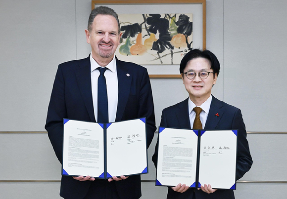 이재명 대통령이 5일 용산 대통령실에서 손정의 소프트뱅크그룹 회장과 면담에 앞서 악수하고 있다. 2025.12.5 [사진=대통령실통신사진기자단]