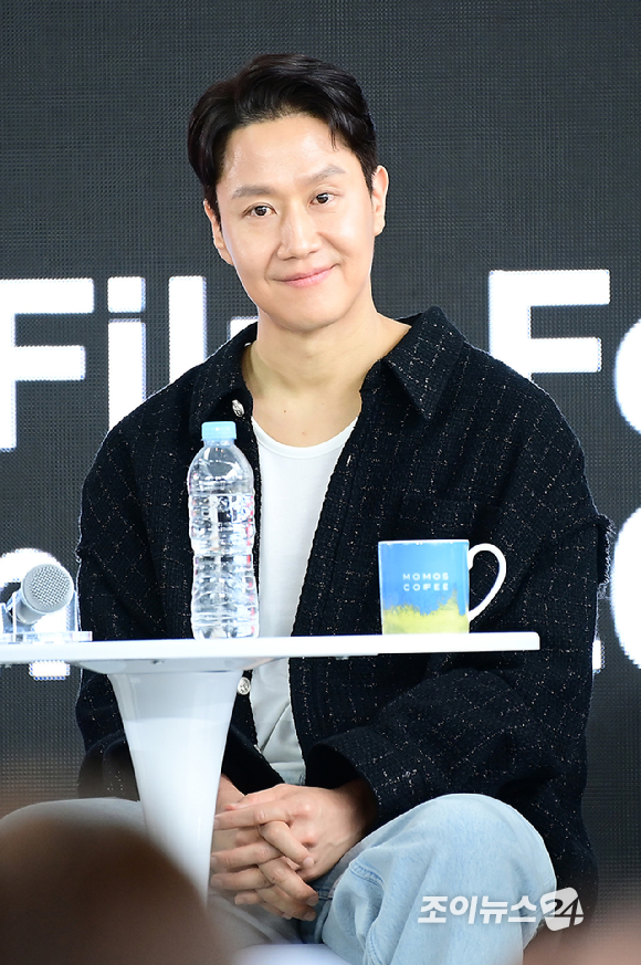 배우 겸 감독 정우가 20일 오후 부산광역시 해운대구 우동 영화의 전당에서 열린 제30회 부산국제영화제(BIFF) '짱구' 오픈토크 행사에 참석하고 있다. [사진=정소희 기자]