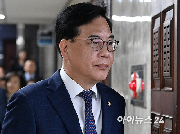 송언석 국민의힘 원내대표가 24일 서울 여의도 국회에서 열린 원내대책회의에 참석하고 있다. [사진=곽영래 기자]