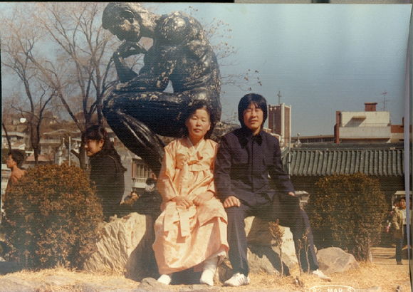 제21대 대통령 선거에서 당선을 확정지은 이재명 더불어민주당 대선 후보의 1978년 야구 글로브 공장인 '대양실업' 소년공 시절. 그 해 4월 말 고입 검정고시학원에 등록해 8월 합격. 공장이 망한 탓에 태어나서 처음으로 집에서 얼마간 쉬기도 했음. [사진=이재명 후보 측 제공. DB 및 재판매 금지]
