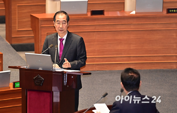 한덕수 국무총리가 9일 오후 서울 여의도 국회에서 열린 본회의에서 박지원 더불어민주당 의원의 대정부 질문(정치에 관한 질문)에 답하고 있다. [사진=곽영래 기자]