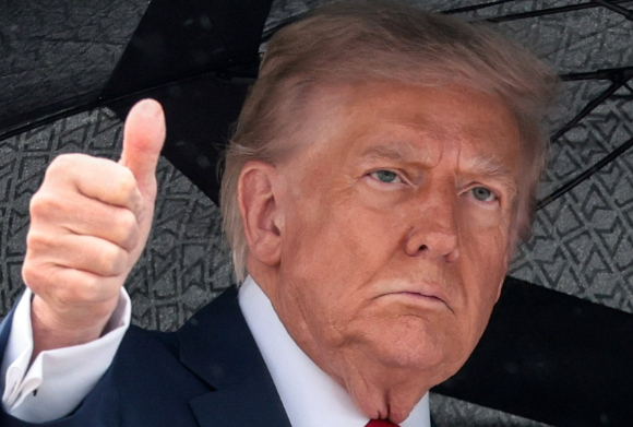 도널드 트럼프 미국 대통령이 지난해 10월 12일(현지시간) 중동 방문을 위해 워싱턴DC 인근의 앤드루스 공군기지에서 에어포스원(대통령 전용기)에 탑승하고 있다. [사진=로이터/연합뉴스]