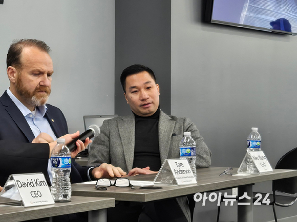 조종우 한화필리조선소장(왼쪽부터), 데이비드 김 필리조선소 CEO, 톰 앤더슨 사장, 알렉스 웡 CSO가 지난22일(현지시간) 필리조선소에서 기자간담회를 진행하고 있다. [사진=최란 기자]