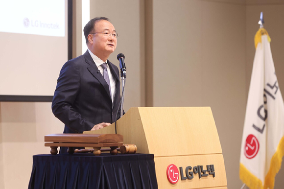 문혁수 LG이노텍 대표이사 사장이 23일 서울 강서구 LG사이언스파크에서 열린 제50기 주주총회를 마친 후 기자들과 만나 질의응답을 하고 있다. [사진=LG이노텍]