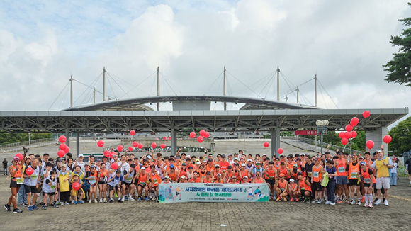 제11회 시각장애인과 함께하는 어울림 마라톤에서 OCI 임직원과 시각장애인 등 200여명이 기념촬영을 하고 있다. [사진=OCI홀딩스]