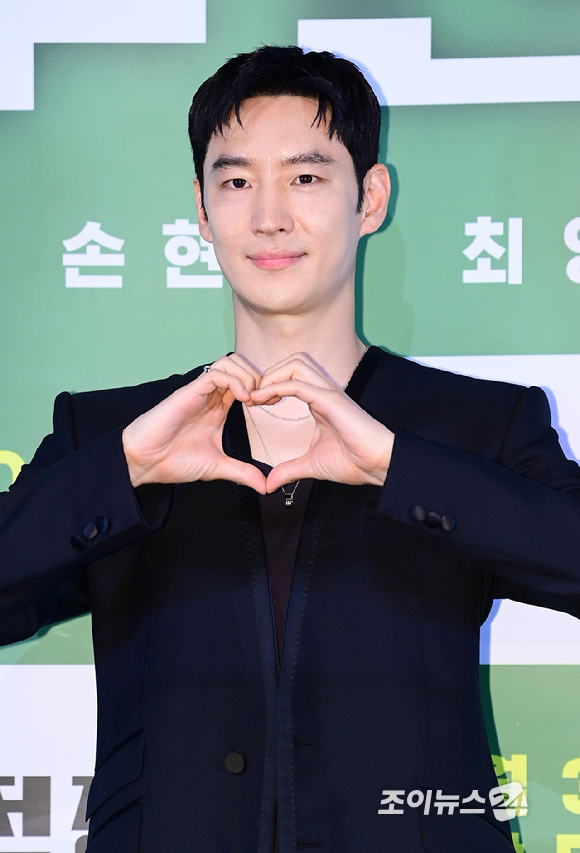 배우 이제훈이 29일 오후 서울 용산구 용산 CGV에서 열린 영화 '소주전쟁' 언론시사회에 참석하고 있다. [사진=정소희 기자]