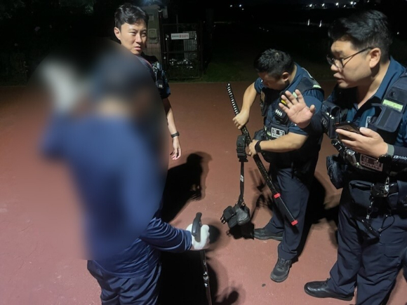 도검을 차고 다니던 70대 남성이 지난 24일 밤 경기도 파주에서 경찰에 검거되고 있다. [사진=경기북부경찰청 기동순찰대]